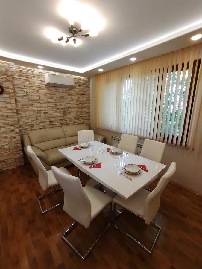 Апартамент Лукс Царевец-Център Veliko Tărnovo Esterno foto